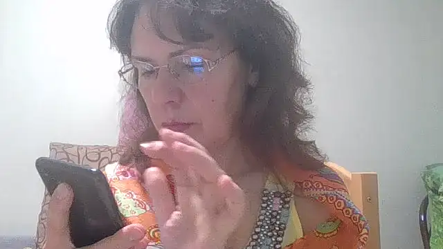 Snapshot of HollyJewel chatting on 06/03/26, 04:45 HollyJewel online show from 06/03/26, 04:45