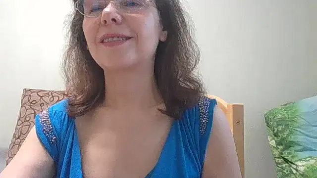 Snapshot of HollyJewel chatting on 06/17/26, 04:19 HollyJewel online show from 06/17/26, 04:19