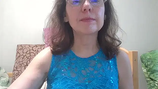 Snapshot of HollyJewel chatting on 06/18/26, 04:22 HollyJewel online show from 06/18/26, 04:22