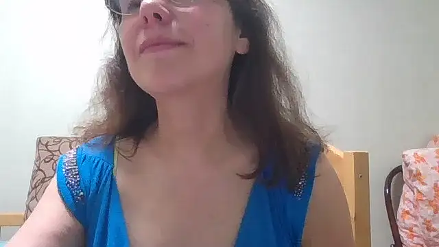 Snapshot of HollyJewel chatting on 06/21/26, 06:32 HollyJewel online show from 06/21/26, 06:32