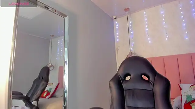 SUNNYCYRUS online show from 12/17/25, 12:33