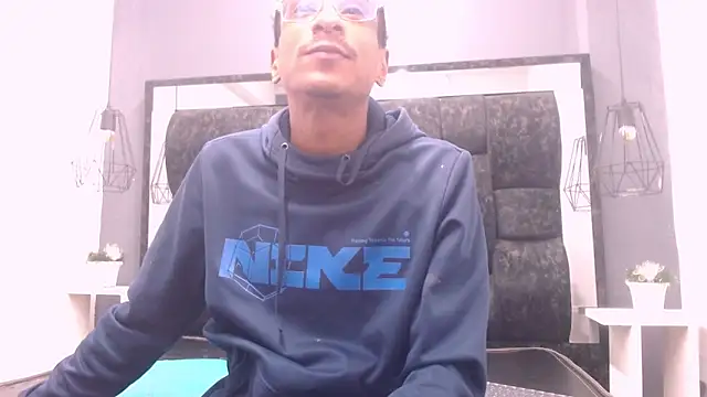 Snapshot of Jose_Smoke chatting on 03/07/25, 04:02 Jose Smoke online show from 03/07/25, 04:02