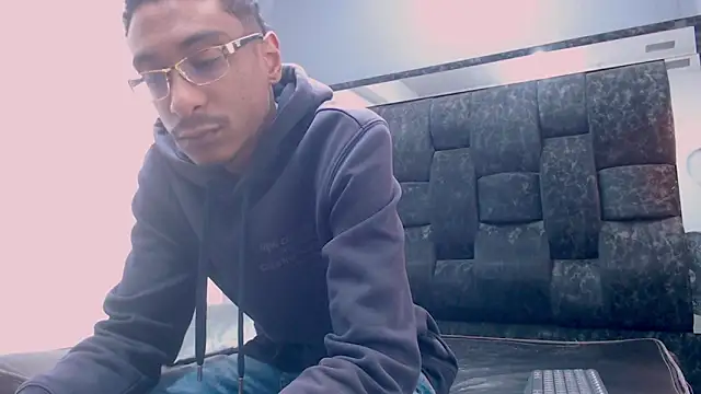 Snapshot of Jose_Smoke chatting on 03/18/25, 03:53 Jose Smoke online show from 03/18/25, 03:53