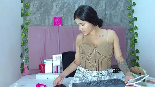 anitacorreahotcm101 online show from 04/04/26, 07:44