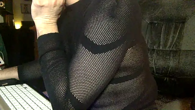 tomz0819 online show from 11/03/25, 11:26