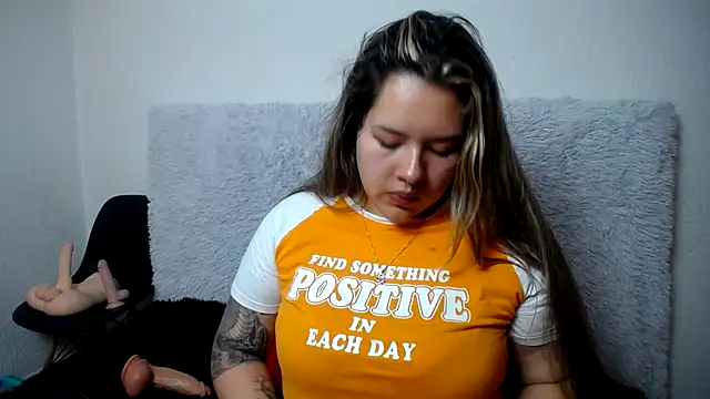 Snapshot of LinaBrowm chatting on 03/05/25, 02:14 LinaBrowm online show from 03/05/25, 02:14