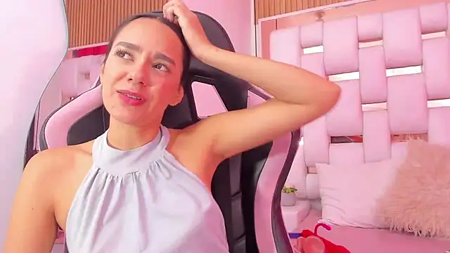 EmmyCruzZ online show from 12/16/25, 07:41