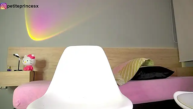 Snapshot of petitevictoria chatting on 02/19/25, 04:34 petitevictoria online show from 02/19/25, 04:34