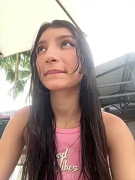 Snapshot of loly-yandere chatting on 12/18/24, 08:25 loly-yandere online show from 12/18/24, 08:25