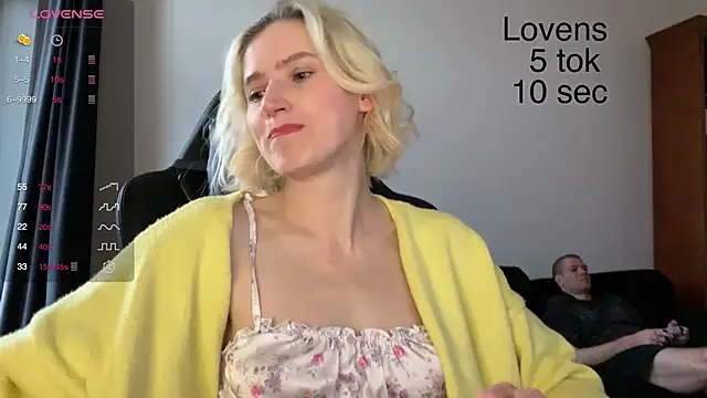 Snapshot of Sexy_Sweets chatting on 10/22/25, 07:41 Sexy Sweets online show from 10/22/25, 07:41