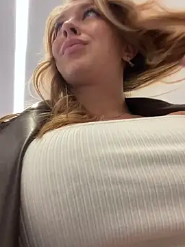 Snapshot of Sweet___Emily chatting on 01/03/25, 01:47 Sweet   Emily online show from 01/03/25, 01:47