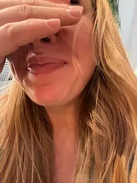 Snapshot of Sweet___Emily chatting on 01/19/25, 05:18 Sweet   Emily online show from 01/19/25, 05:18