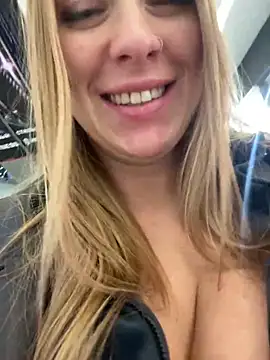 Snapshot of Sweet___Emily chatting on 01/21/25, 03:21 Sweet   Emily online show from 01/21/25, 03:21