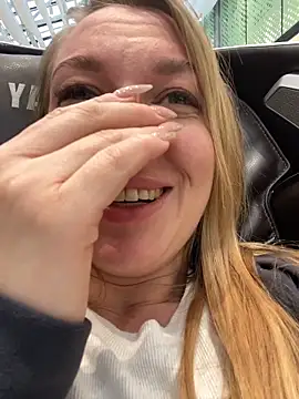 Snapshot of Sweet___Emily chatting on 10/04/25, 01:20 Sweet   Emily online show from 10/04/25, 01:20