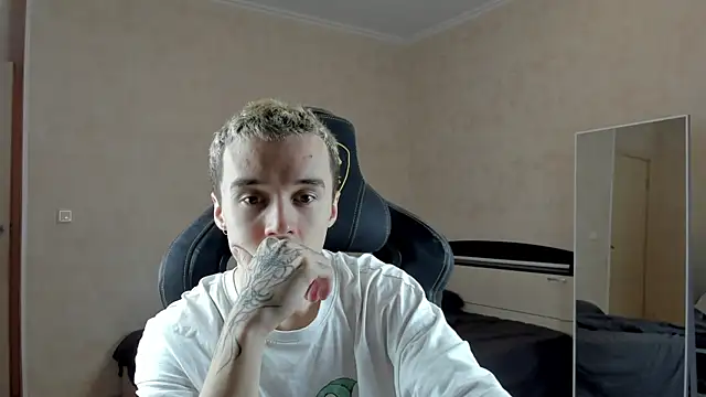 Snapshot of MasonWarholl chatting on 12/13/24, 03:43 MasonWarholl online show from 12/13/24, 03:43