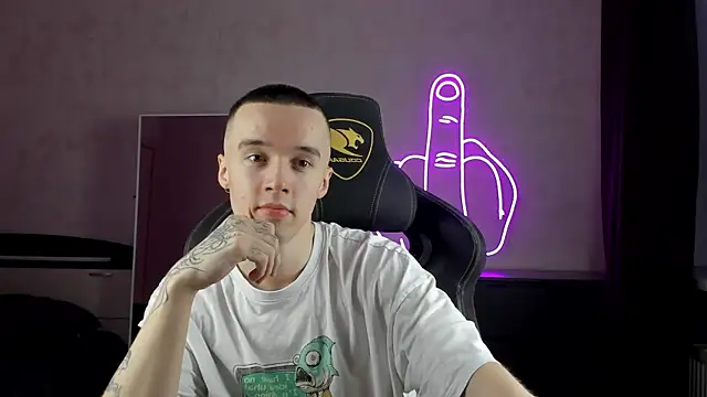 Snapshot of MasonWarholl chatting on 12/14/24, 03:36 MasonWarholl online show from 12/14/24, 03:36