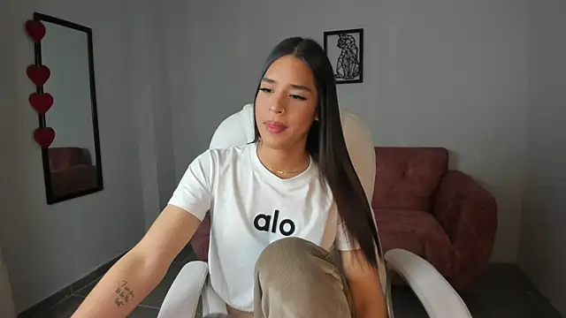 Snapshot of Alice23jones chatting on 03/07/25, 03:49 Alice23jones online show from 03/07/25, 03:49