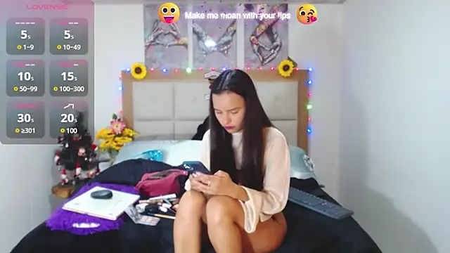 Snapshot of valentina_hearts chatting on 12/18/24, 12:54 valentina hearts online show from 12/18/24, 12:54