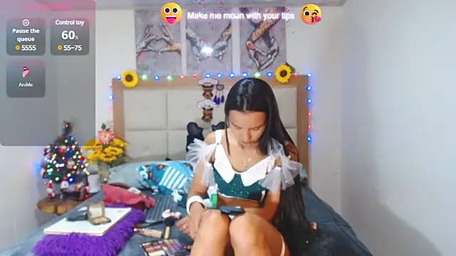 Snapshot of valentina_hearts chatting on 12/24/24, 12:00 valentina hearts online show from 12/24/24, 12:00