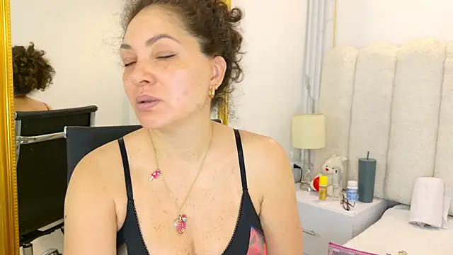 Juliabadlee online show from 11/24/25, 08:41