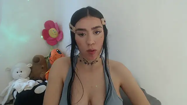 Julieta De Los Angeles online show from 04/13/26, 10:15