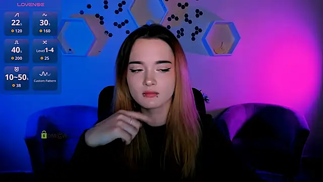 liana kisses online show from 11/28/25, 08:00