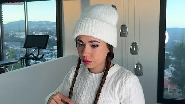 Snapshot of Mika_Miller chatting on 12/19/24, 04:13 Mika Miller online show from 12/19/24, 04:13