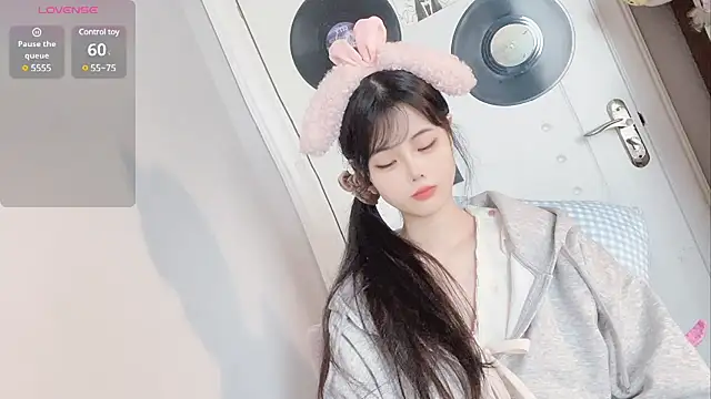 Qedgjwyz1 online show from 03/04/25, 03:44