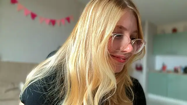 HoneyAudrey online show from 10/21/25, 03:29