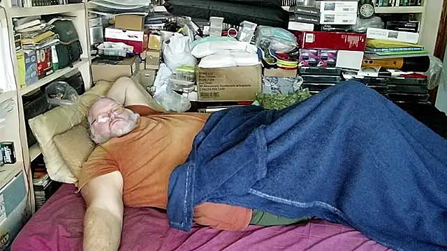 Snapshot of hadeszeuss2 chatting on 12/13/24, 04:27 hadeszeuss2 online show from 12/13/24, 04:27