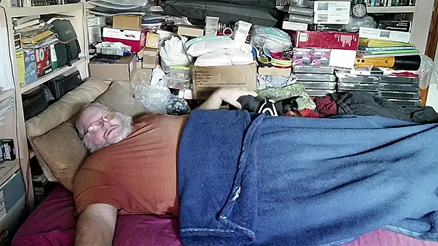 Snapshot of hadeszeuss2 chatting on 12/14/24, 01:38 hadeszeuss2 online show from 12/14/24, 01:38