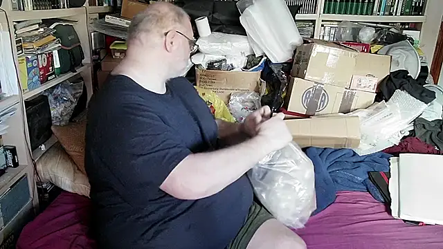 Snapshot of hadeszeuss2 chatting on 02/14/25, 03:15 hadeszeuss2 online show from 02/14/25, 03:15