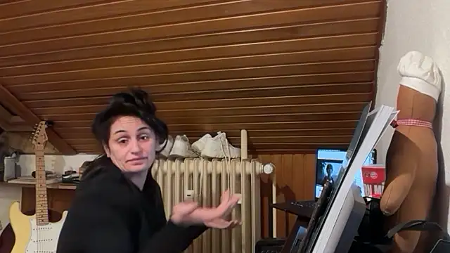 JeSuisUnTapin online show from 12/22/25, 06:05