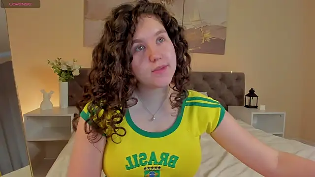 Snapshot of Ariella_Sol chatting on 07/05/26, 01:01 Ariella Sol online show from 07/05/26, 01:01