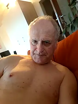 Snapshot of Milkasahne64 chatting on 10/03/25, 06:43 Milkasahne64 online show from 10/03/25, 06:43