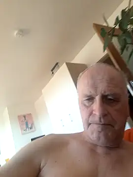 Snapshot of Milkasahne64 chatting on 11/07/25, 11:32 Milkasahne64 online show from 11/07/25, 11:32