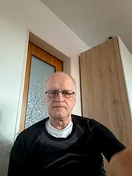 Snapshot of Milkasahne64 chatting on 02/09/26, 03:05 Milkasahne64 online show from 02/09/26, 03:05