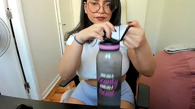 Snapshot of cinnamon_rosa chatting on 02/05/25, 09:18 cinnamon rosa online show from 02/05/25, 09:18