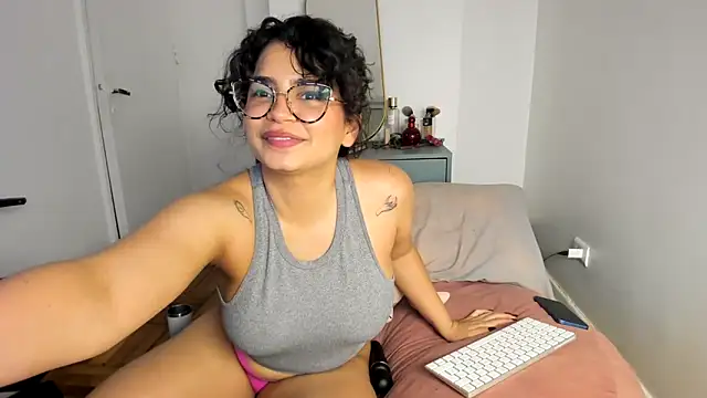 Snapshot of cinnamon_rosa chatting on 02/07/25, 12:53 cinnamon rosa online show from 02/07/25, 12:53