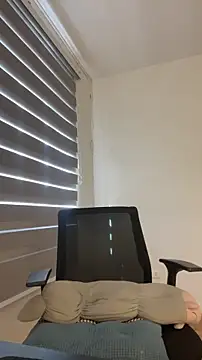 Snapshot of cinnamon_rosa chatting on 12/17/25, 08:37 cinnamon rosa online show from 12/17/25, 08:37