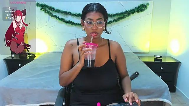 Snapshot of LAYLATAYLOR_ chatting on 12/22/24, 06:04 LAYLATAYLOR online show from 12/22/24, 06:04