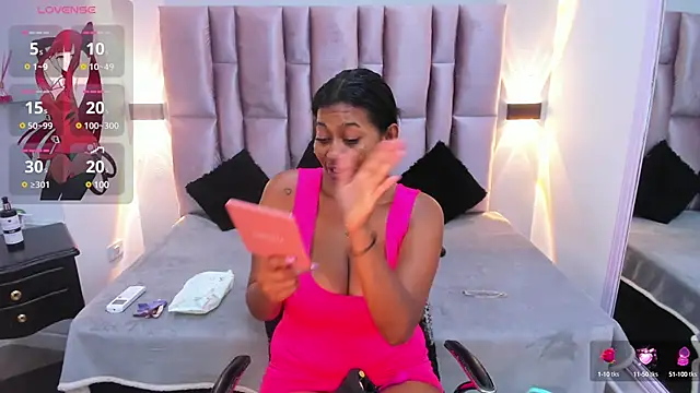 Snapshot of LAYLATAYLOR_ chatting on 02/19/25, 10:34 LAYLATAYLOR online show from 02/19/25, 10:34