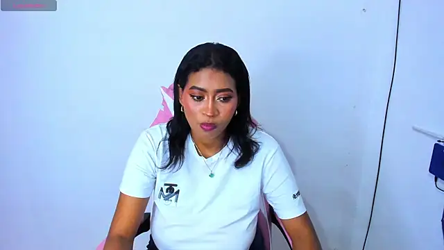 Snapshot of LAYLATAYLOR_ chatting on 02/27/25, 05:24 LAYLATAYLOR online show from 02/27/25, 05:24