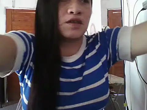 Snapshot of iaradias chatting on 10/27/25, 12:31 iaradias online show from 10/27/25, 12:31