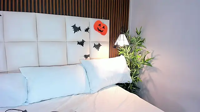 CailynBrowm online show from 10/28/25, 04:27