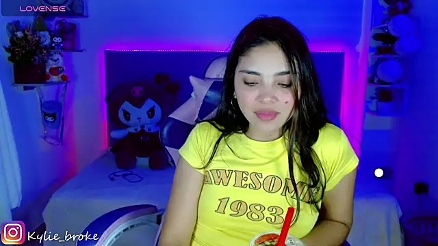 Snapshot of Kylie_brokee chatting on 12/31/24, 03:12 Kylie brokee online show from 12/31/24, 03:12