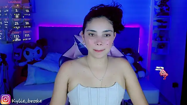 Snapshot of Kylie_brokee chatting on 02/02/25, 10:06 Kylie brokee online show from 02/02/25, 10:06