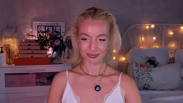 Snapshot of aestetick chatting on 05/19/26, 12:11 aestetick online show from 05/19/26, 12:11