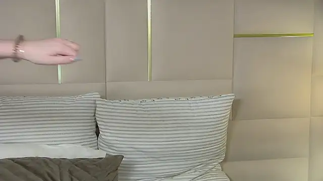 Snapshot of AliceMoreno chatting on 10/17/25, 05:04 AliceMoreno online show from 10/17/25, 05:04