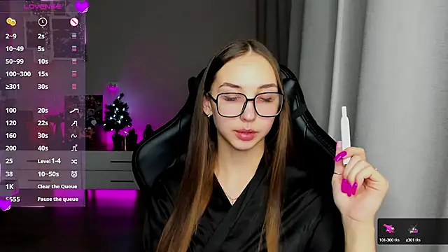 Snapshot of Sm0ly chatting on 12/17/24, 02:33 Sm0ly online show from 12/17/24, 02:33